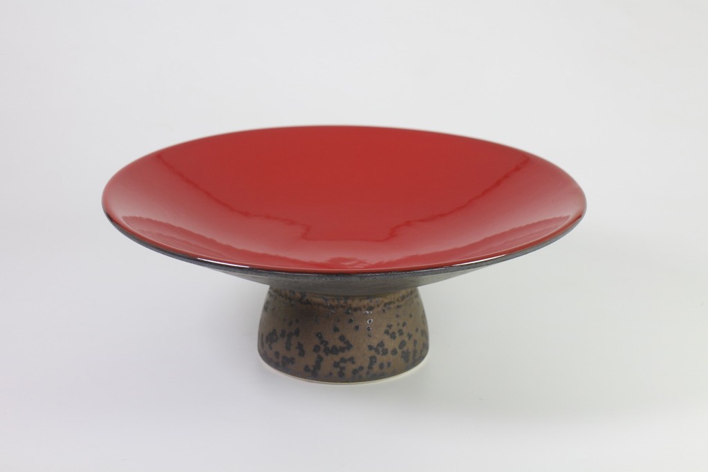 Tray with pedestal