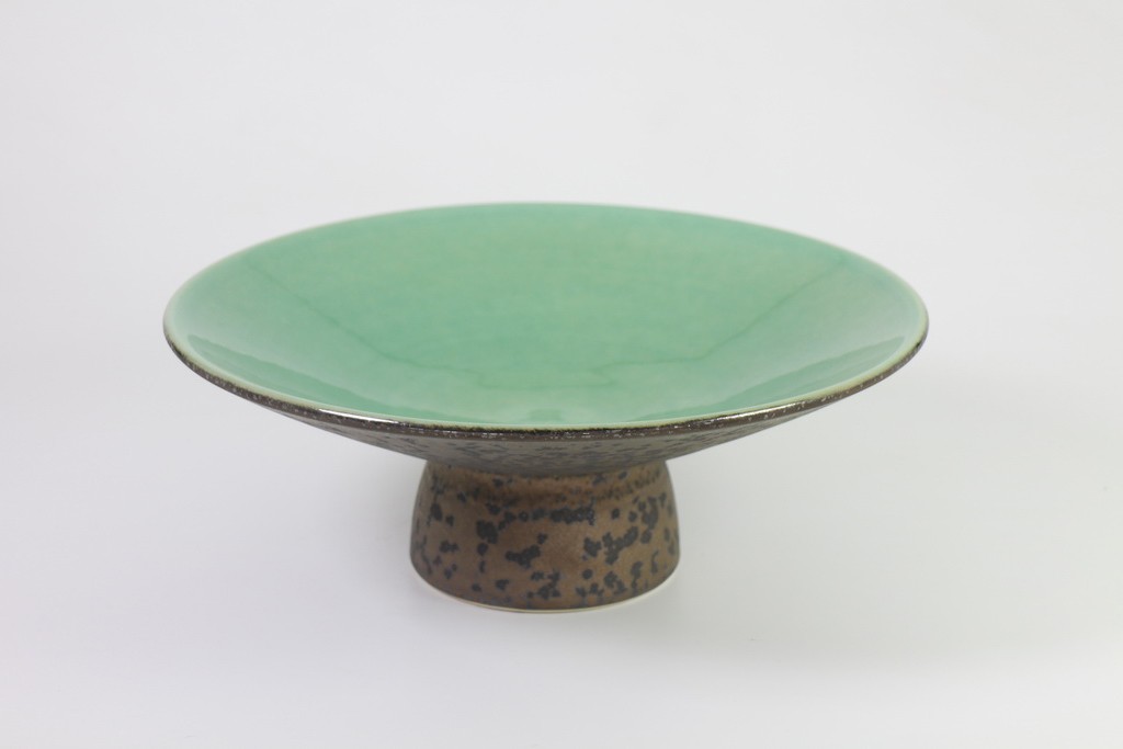 Tray with pedestal