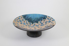 Tray with pedestal