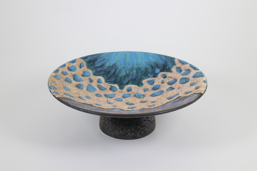 Tray with pedestal