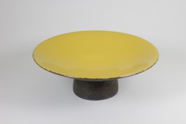 Tray with pedestal